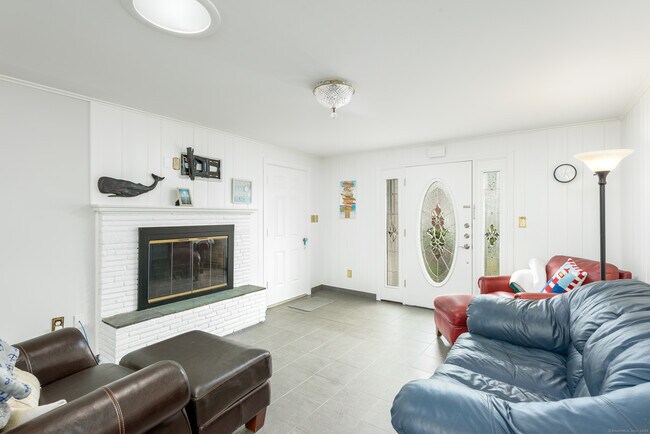 Building Photo - 92 Grove Beach Rd S