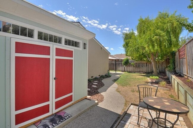 Building Photo - 561 Hyde Park Dr