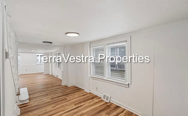 Building Photo - 2 Bed Single Family in Gloucester City! El...