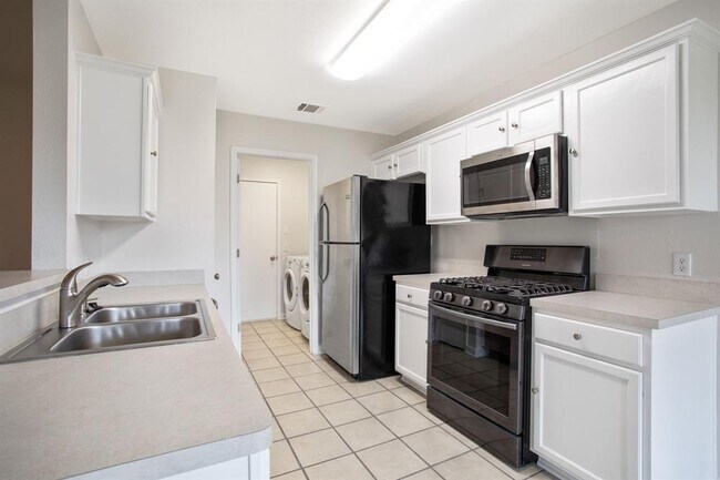 Building Photo - 809 Deercreek Ln