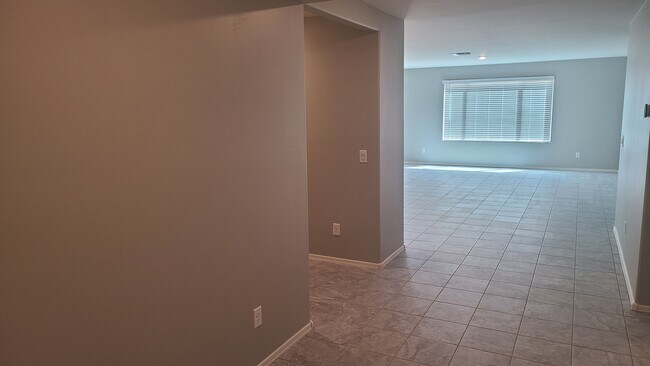 Building Photo - 1541 E Elegante Dr