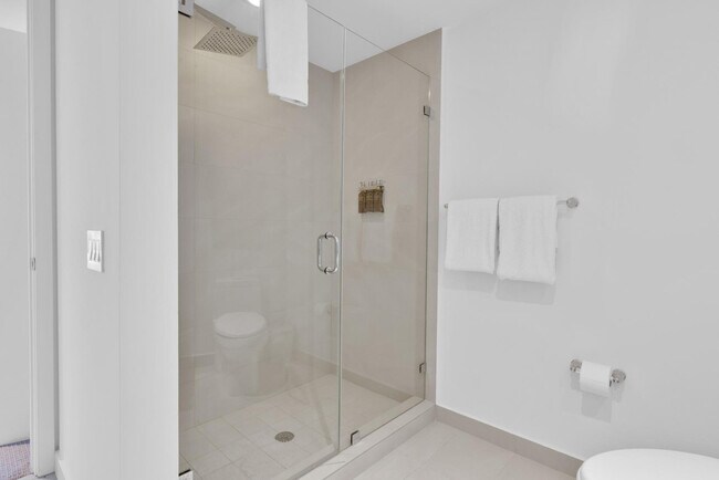 Building Photo - 4011 S Ocean Dr