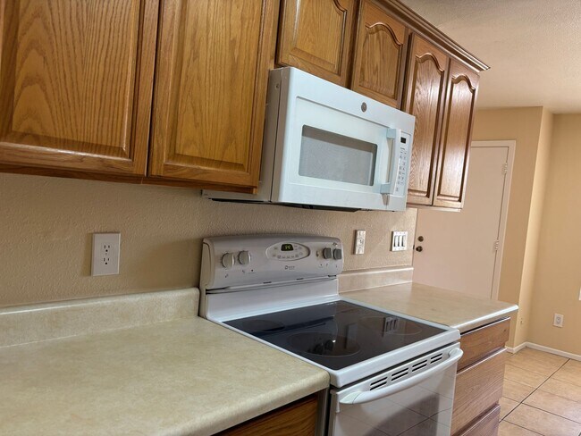 Building Photo - 55+ Single level home - Community Pool