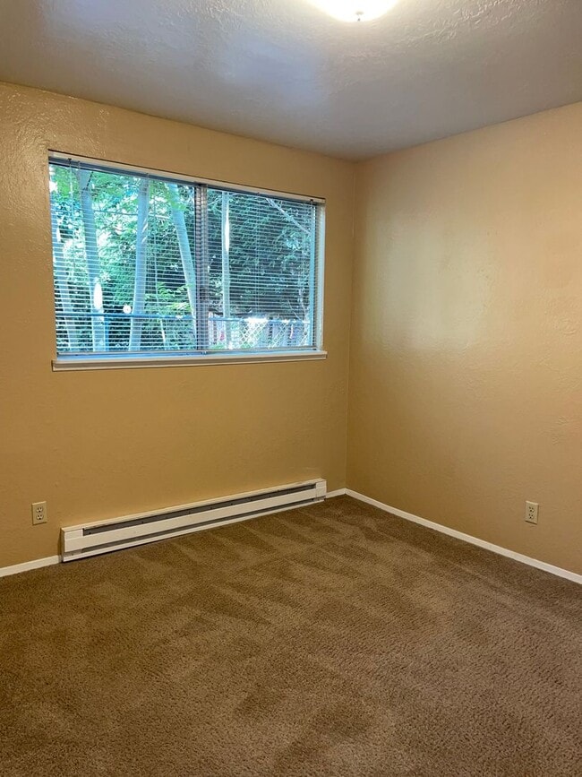 Building Photo - Ground level 1 bedroom apartment in Keizer