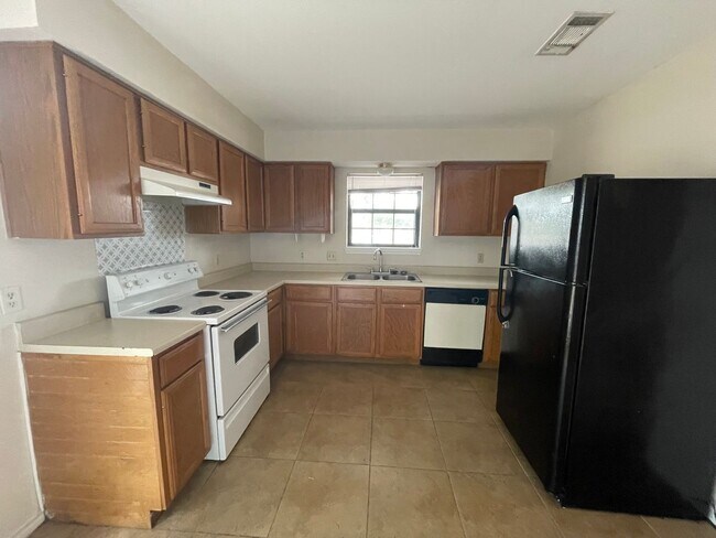 Building Photo - END OF JULY 2025 PRE-LEASE!  Spacious 3 Be...