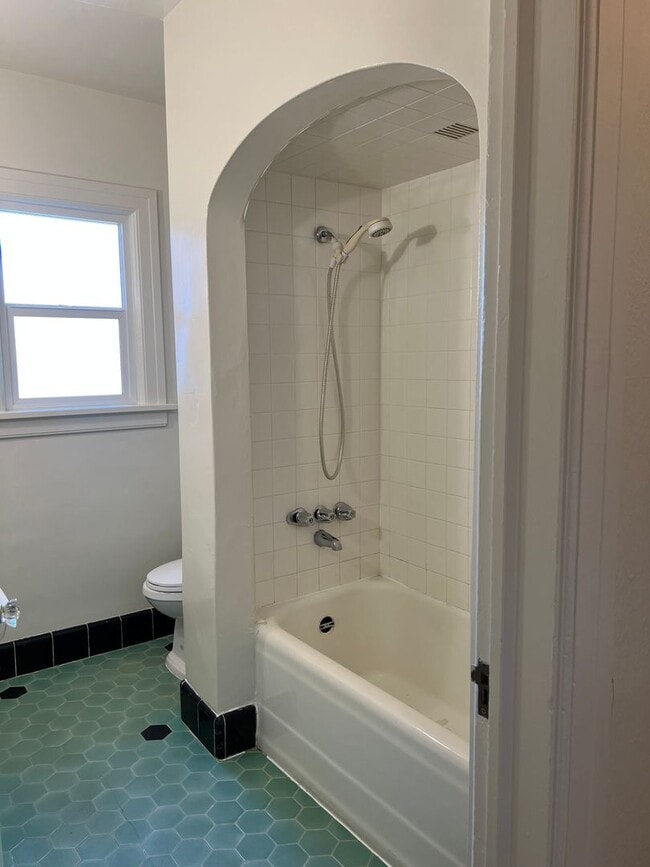 Building Photo - 1 bed/ 1 bath with laundry near UNR
