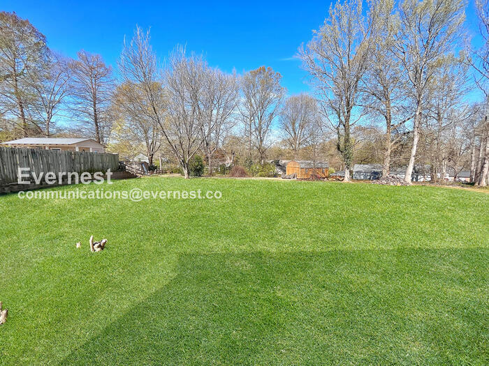 Building Photo - 425 Shallowood Ln