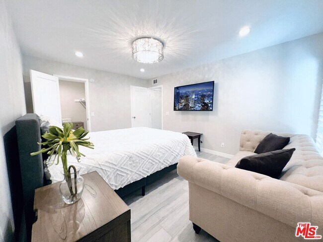 Building Photo - 4642 Park Granada Park