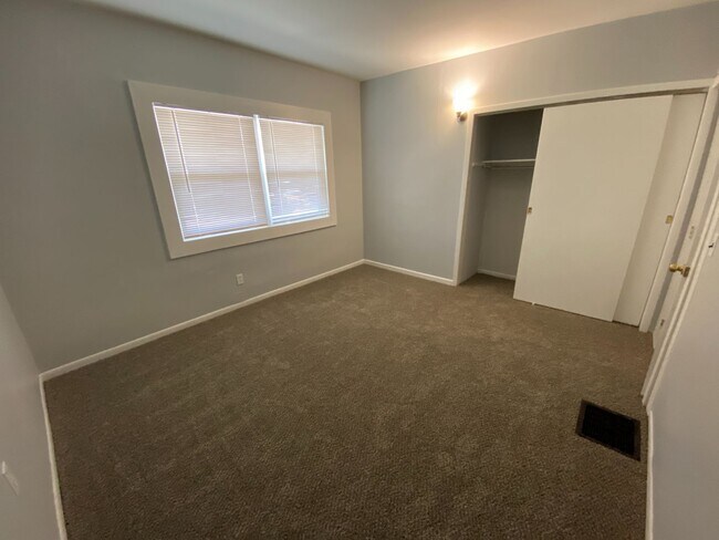 Building Photo - 818 Alpine Ave NW