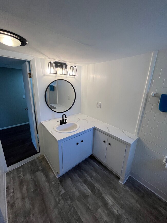 Building Photo - 215 Knight St