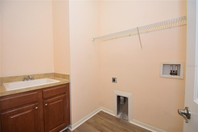 Building Photo - 17 N Village Dr