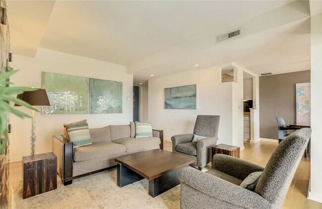 Building Photo - Spacious condo at the iconic Watermark Towers