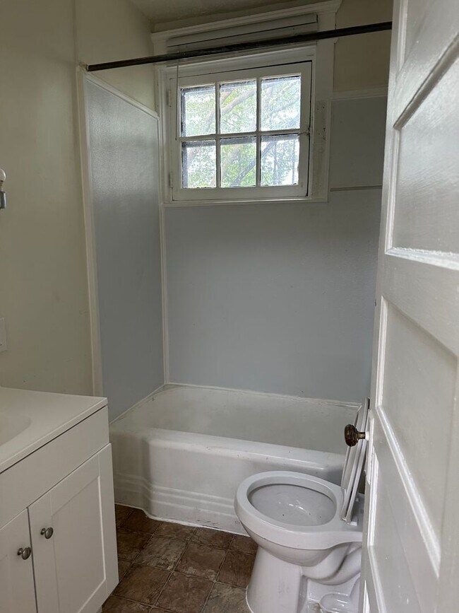 Building Photo - 1722 W Market St