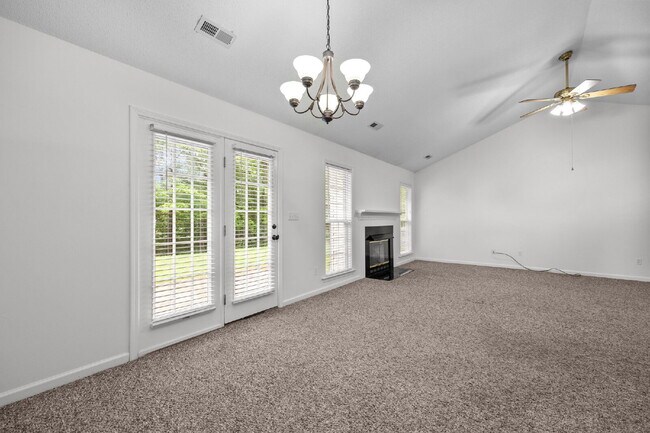 Building Photo - Convenient 3-Bedroom Rental with Fenced Ya...