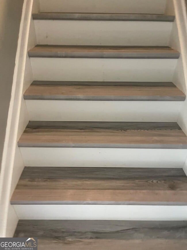 Building Photo - 331 Oakview Way