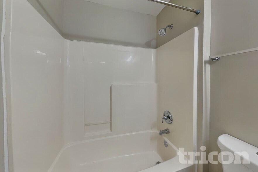 Building Photo - 2536 Bayview Dr