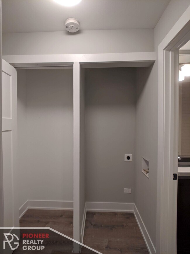 Building Photo - 530 W Surf St