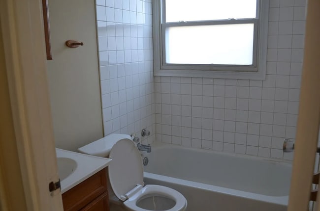 Building Photo - 1827 Parkdale Dr