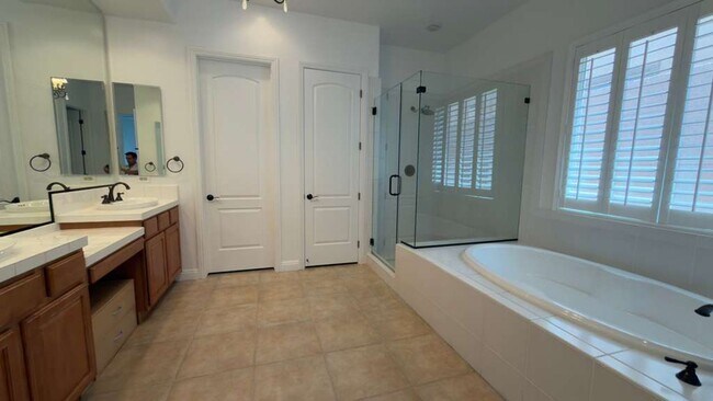 Building Photo - A Perfect Blend of Luxury, Comfort & Style