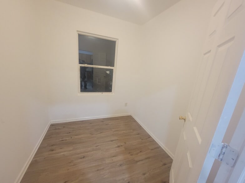 Sun room - 1905 N Pulaski Rd