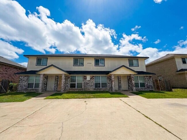 Building Photo - 4304 Sylvia Dr