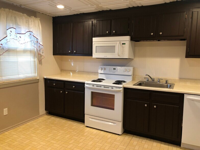 Building Photo - 570 Jamestown Ct