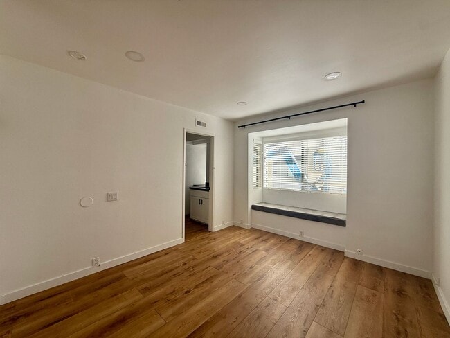 Building Photo - Beautiful 3 bedroom (2 bed + den/office) t...