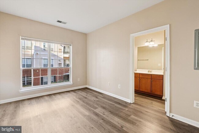 Building Photo - 4860 Eisenhower Ave