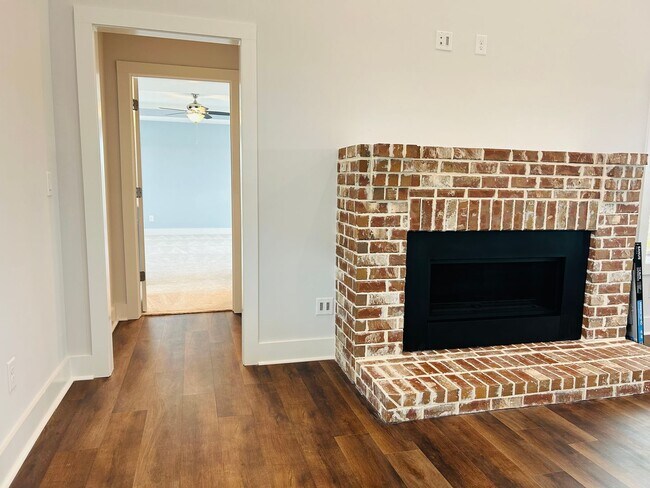 Building Photo - Stunning 4 bedroom 2.5 bath near Downtown Newnan! Must see!