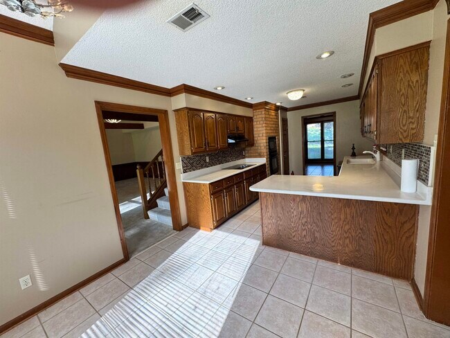 Building Photo - 2025 Mt Badon Ln