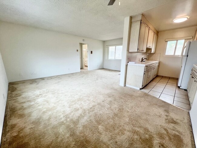 Building Photo - Top Floor 1 Bedroom Bixby Park Top Floor C...