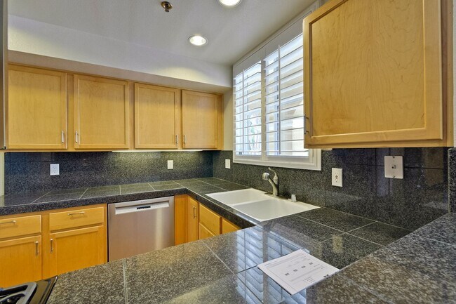 Building Photo - Downtown Mountain View l Stylish Home