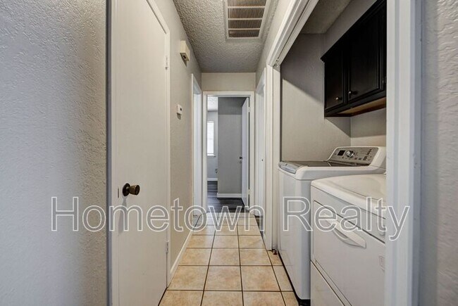 Building Photo - 1713 Hillcrest Dr