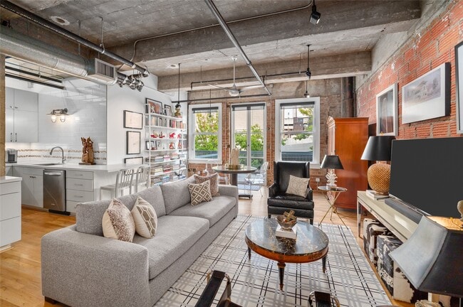 Building Photo - 204 Travis St