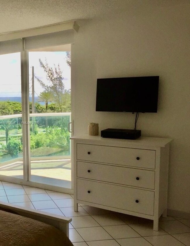 Building Photo - 100 Bayview Dr