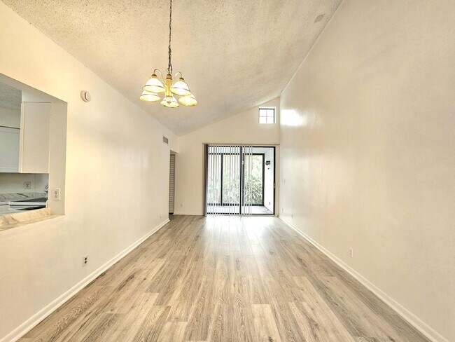 Building Photo - 213 Lake Pointe Dr