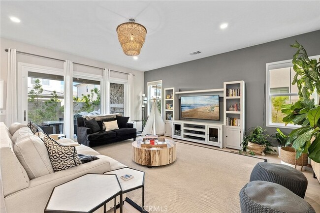 Building Photo - 70 Ray