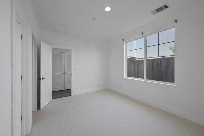 Building Photo - 12 Merrydale Ct