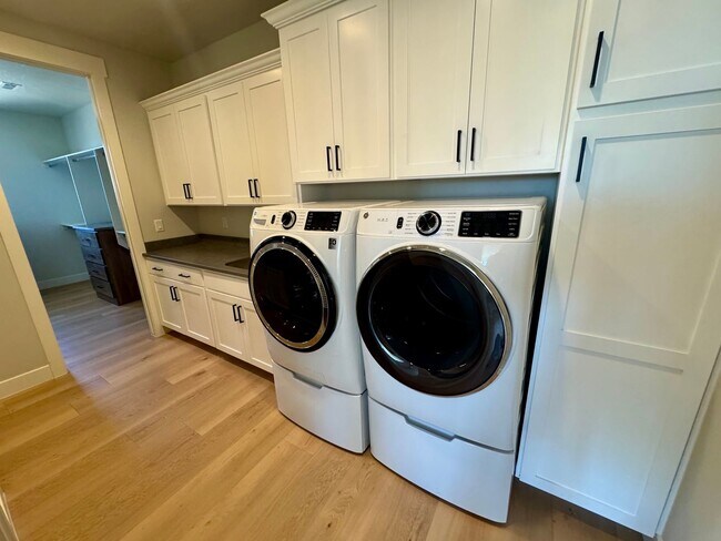 Building Photo - Beautiful Modern 5 Bedroom Furnished Home!!