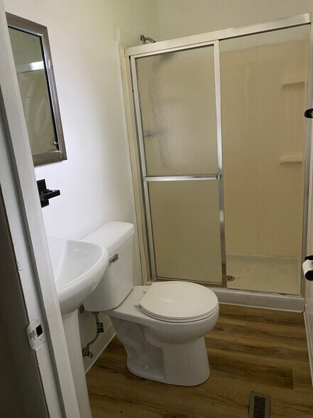Building Photo - 4644 Broadhurst Dr