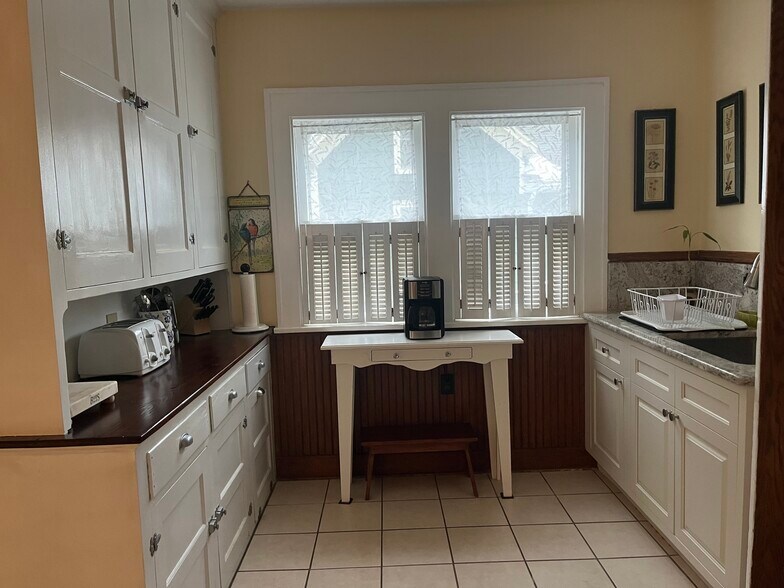 Building Photo - 719 W 2nd St