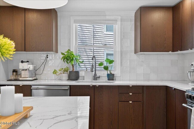 Building Photo - 106 Van Dam St