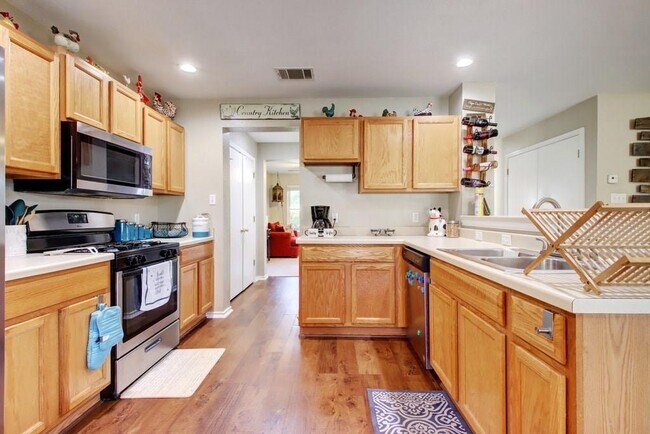 Building Photo - 450 Carriage Way