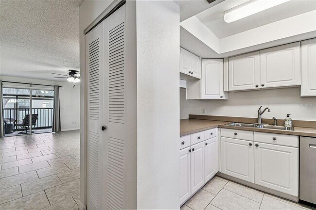 Building Photo - 3803 N Oak Dr