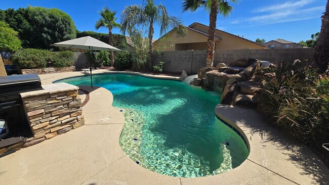 Building Photo - 8213 W Quail Ave