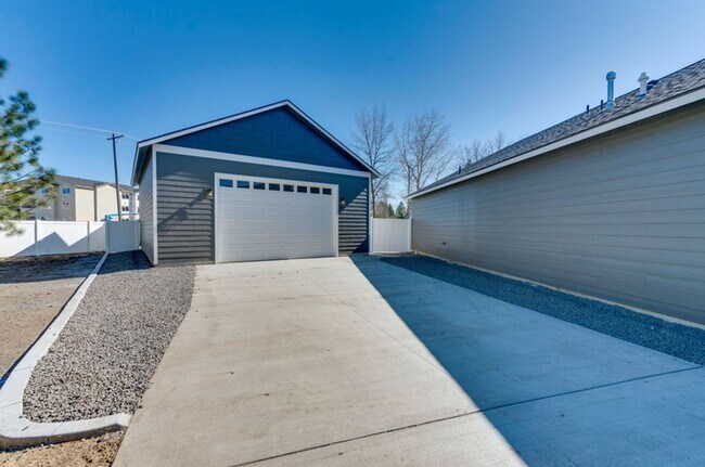 Building Photo - Newer Construction with 28X36 Shop!