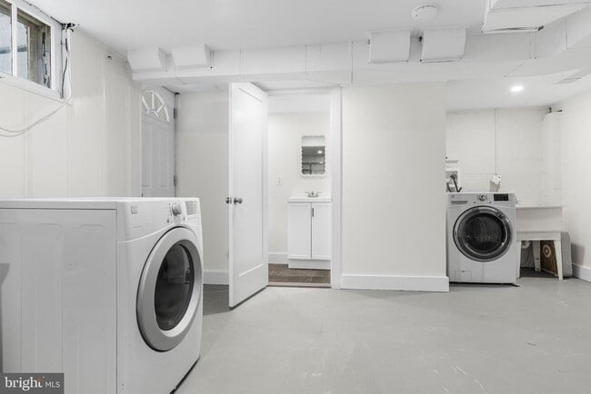 Building Photo - 121 Hopkins Rd