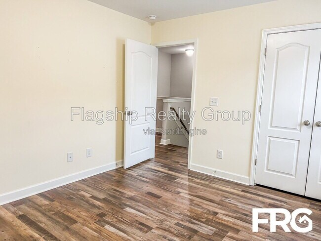Building Photo - 491 Fallingbrook Dr