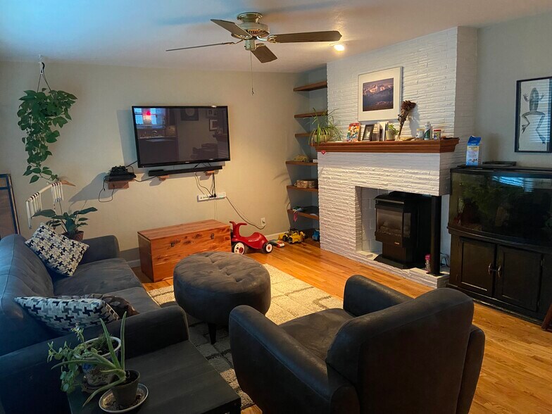 Living room - 2921 W Platte Ave