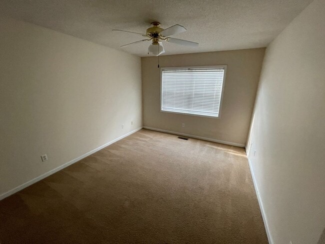 Building Photo - Briarwood West!!!   FULL PAINT!!!   FIREPLACE!!